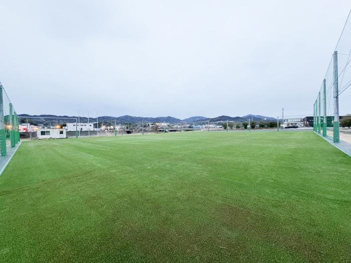 兵庫県淡路市の生穂新島運動公園多目的広場に環境芝敷設しました。